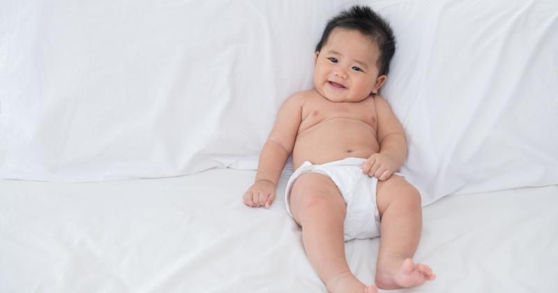 Mana yang Lebih Baik, Bayi Mandi Dulu atau Makan Dulu?